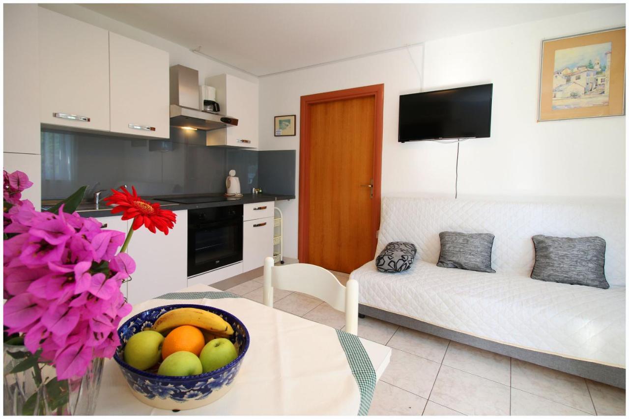 Apartments Elvis Примоштен Екстер'єр фото