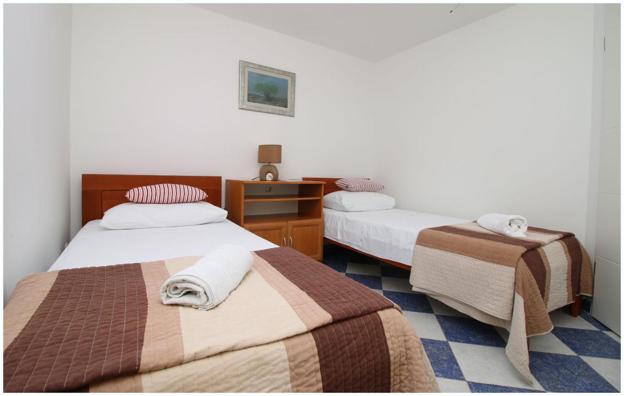 Apartments Elvis Примоштен Екстер'єр фото