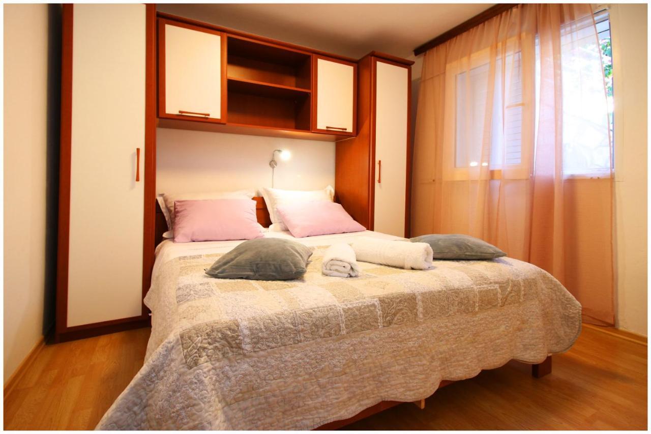 Apartments Elvis Примоштен Екстер'єр фото