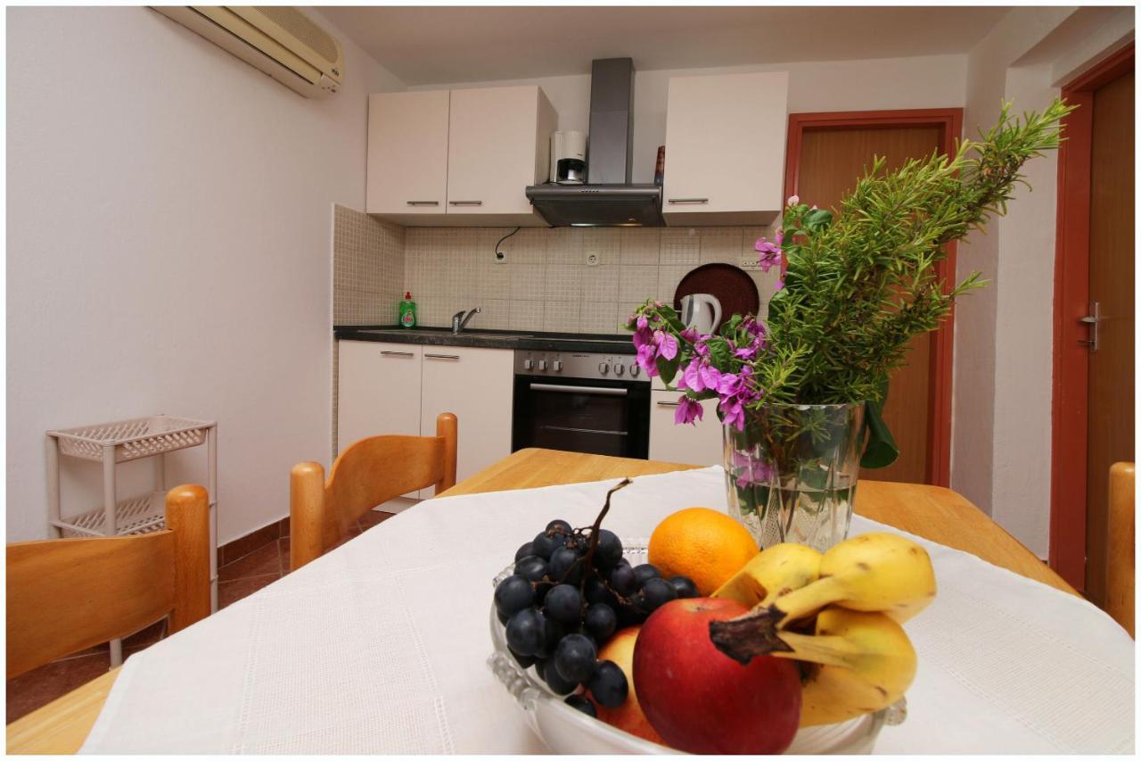Apartments Elvis Примоштен Екстер'єр фото