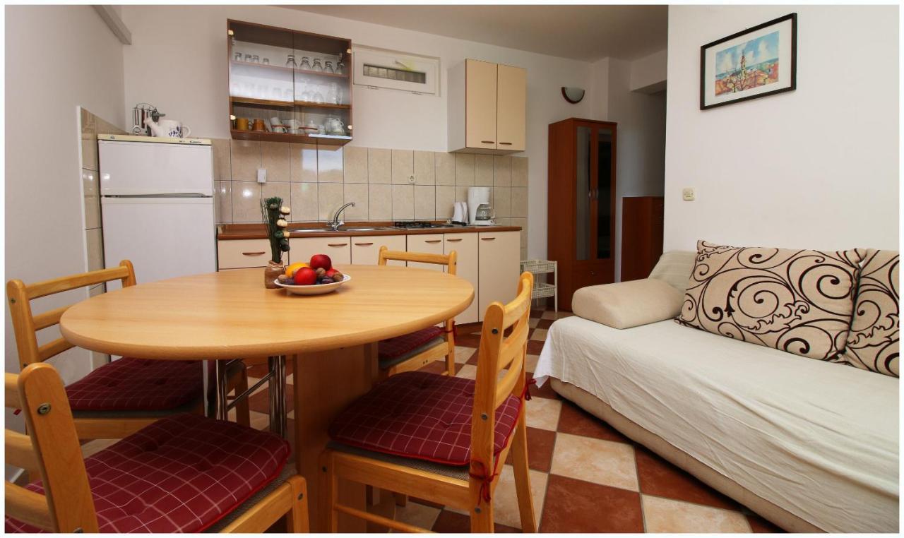 Apartments Elvis Примоштен Екстер'єр фото
