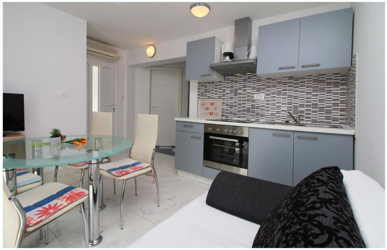 Apartments Elvis Примоштен Екстер'єр фото