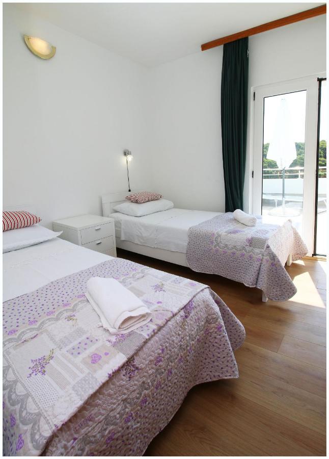 Apartments Elvis Примоштен Екстер'єр фото