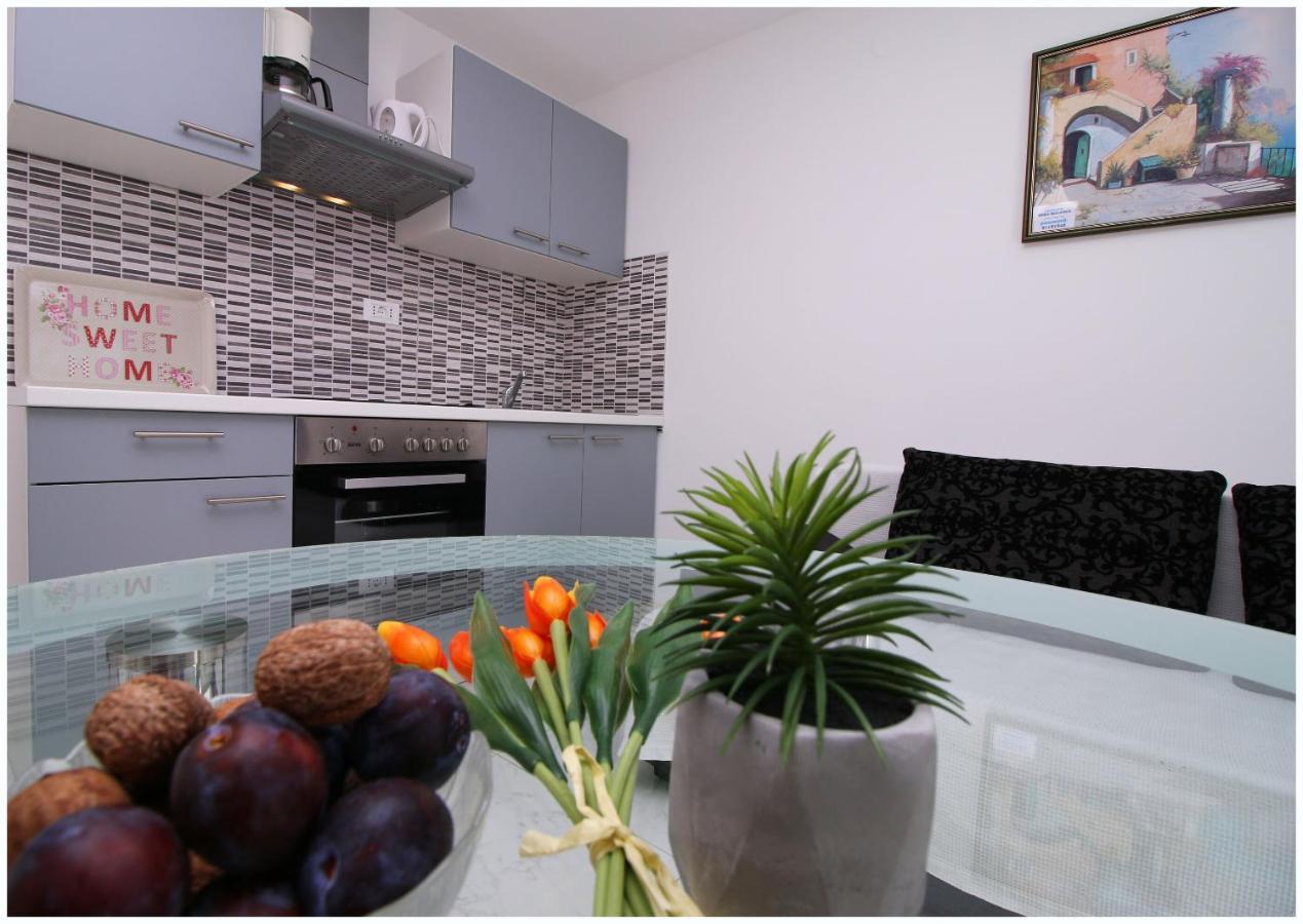 Apartments Elvis Примоштен Екстер'єр фото